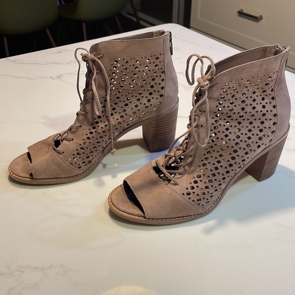 VINCE CAMUTO suede lace up sandals with block heels. Size 9M. Great condition.